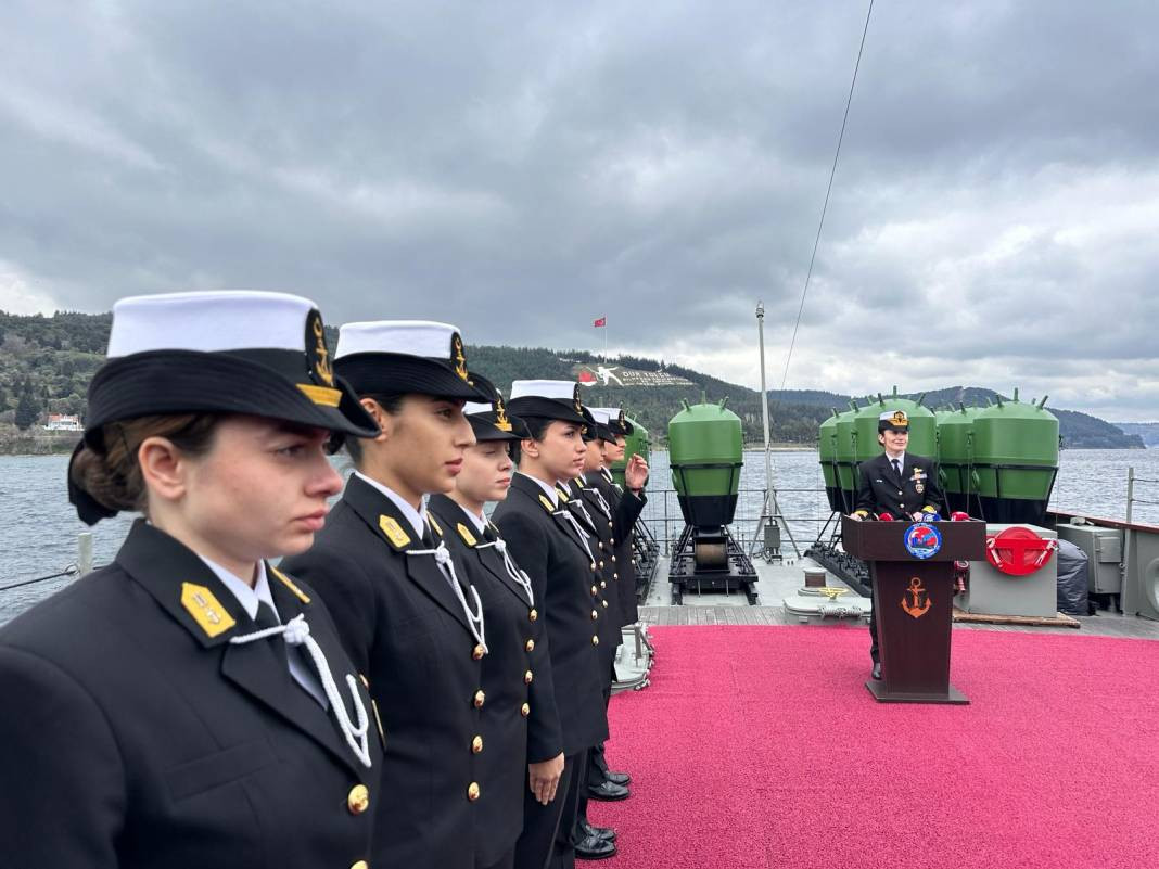 İlk kadın amirali Gökçen Fırat Deniz Harp Okulu öğrencileriyle TCG Nusret'te buluştu - Resim: 19